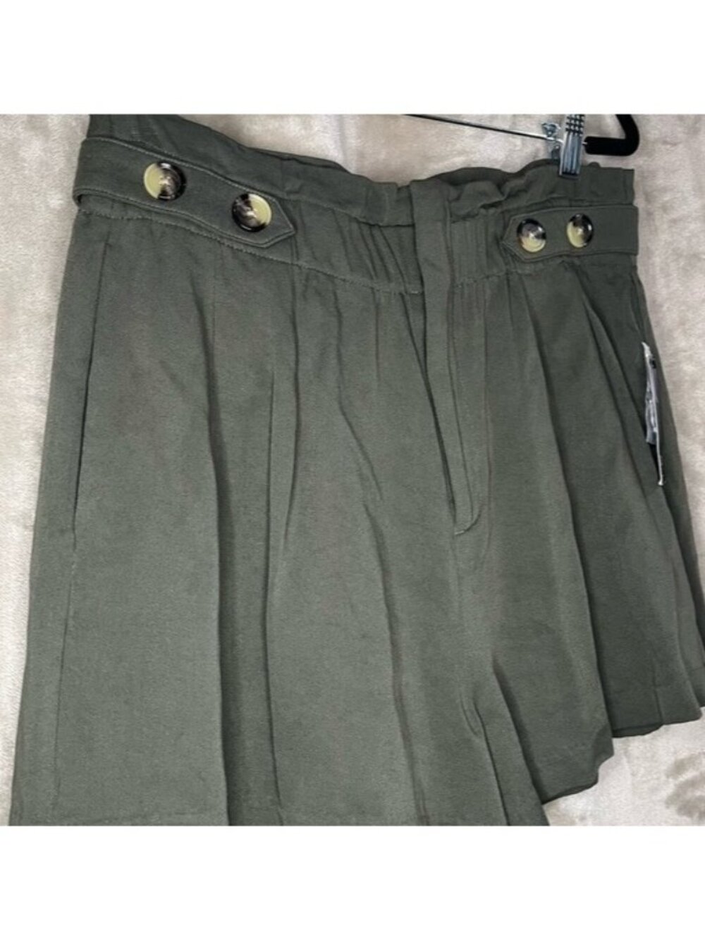 a.n.a A New Approach High Waisted Green Pleated Shorts Front Pocket Size 12 - Picture 3 of 11
